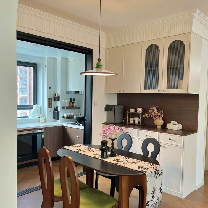 Kitchen Island & Breakfast Bar