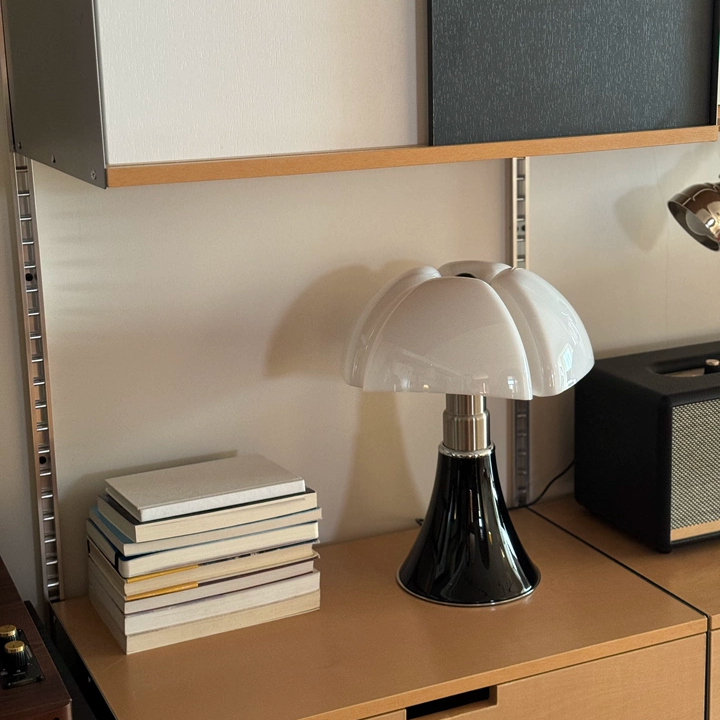 Bellina Scalloped Acrylic Table Lamp Glowryte