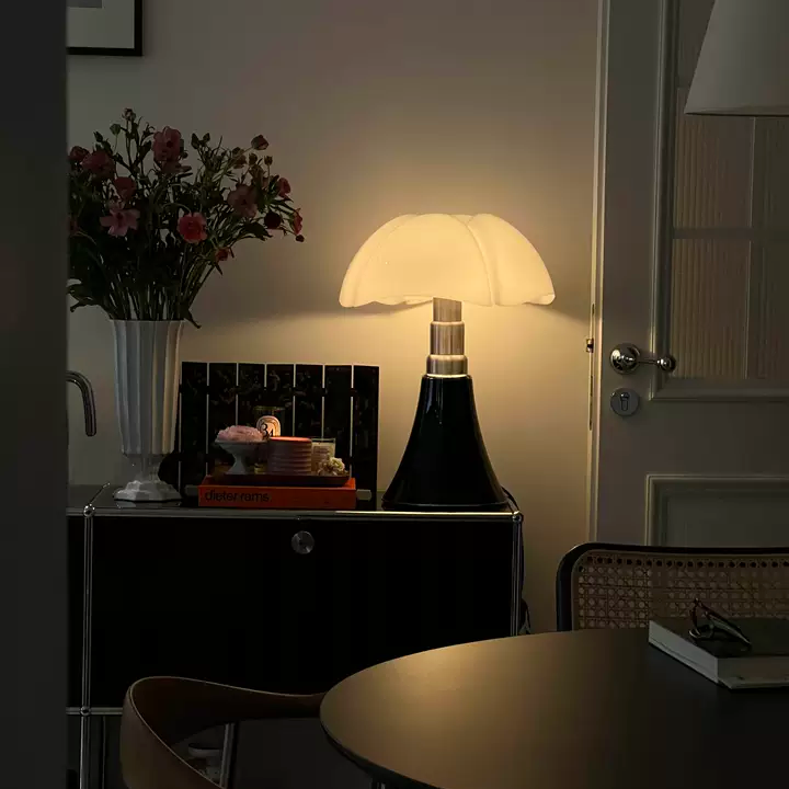 Bellina Scalloped Acrylic Table Lamp Glowryte