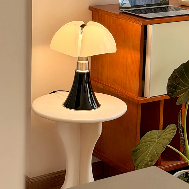 Bellina Scalloped Acrylic Table Lamp Glowryte