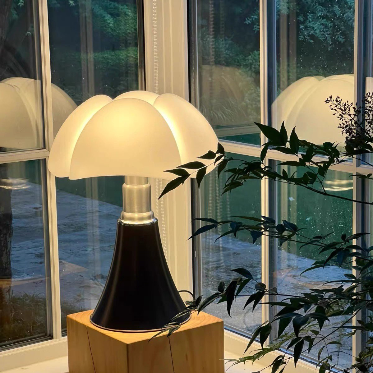 Bellina Scalloped Acrylic Table Lamp Glowryte