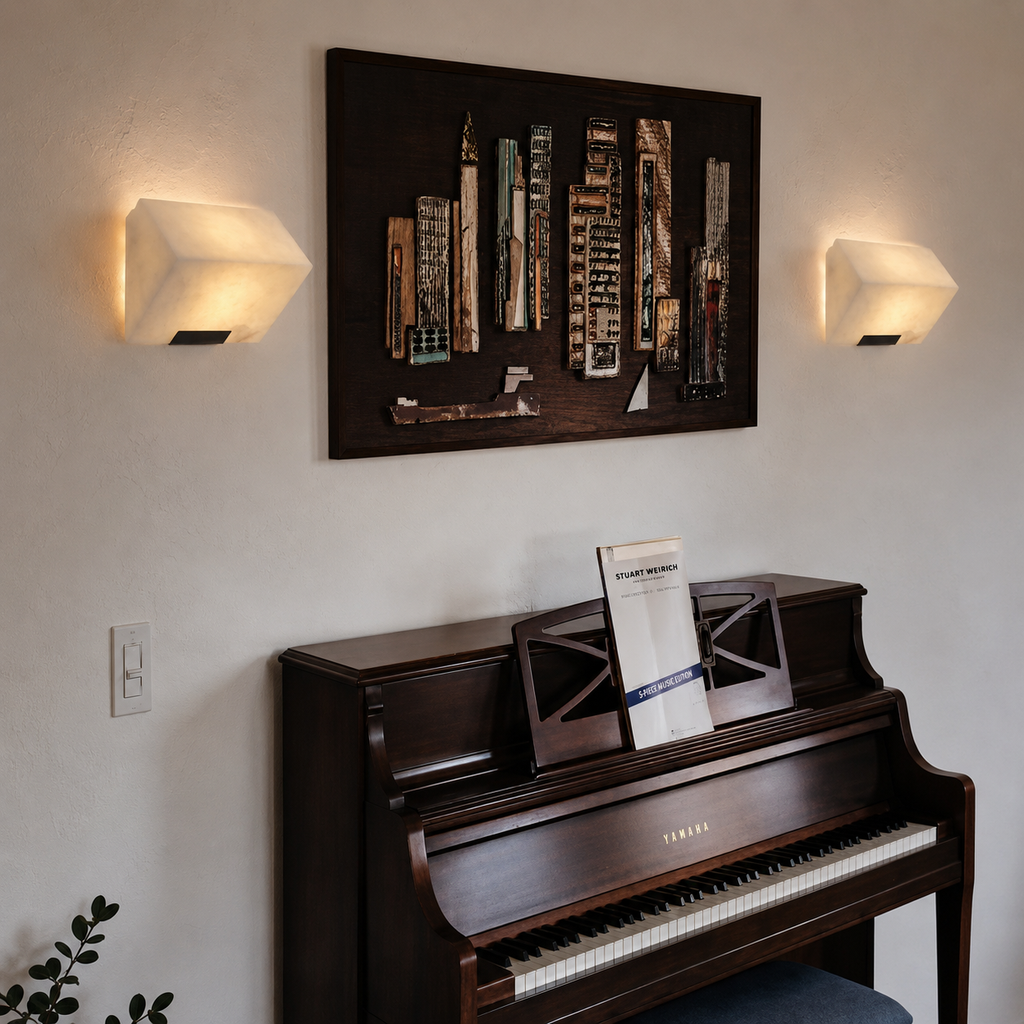 Strata Alabaster Triple Sconce 1-Light: L 7” × H 6.6“ (L 18 × H 17 cm) White Glowryte