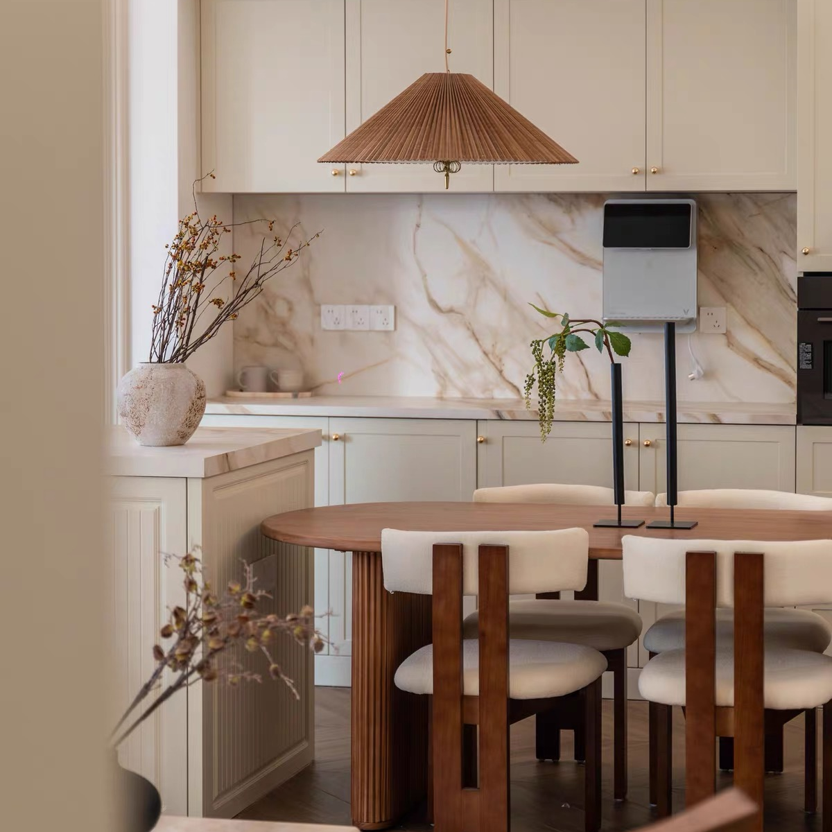 Kitchen Island & Breakfast Corner